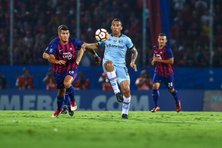 Jael, do Grêmio, disputa lance na partida contra o Cerro Porteño, pela Libertadores.