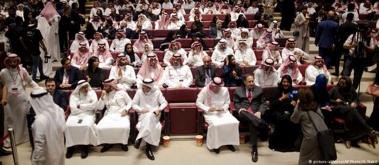 Primeiro cinema da Arábia Saudita foi inaugurado em evento de gala