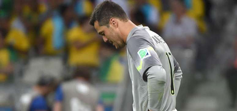 Julio César diz que Brasil se descontrolou emocionalmente após sofrer o primeiro gol (Foto: Pedro Ugarte/AFP)