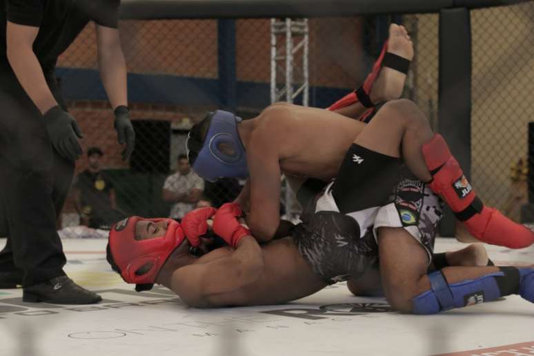 Lutadores de MMA amador, devidamente equipados, deram show no colégio Concórdia, em SP (Foto: Divulgação)