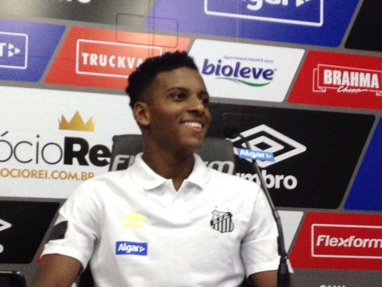 Em alta, Rodrygo concedeu entrevista coletiva nesta terça-feira, no CT Rei Pelé, em Santos (Foto: Lancepress!)