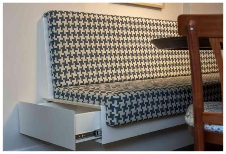 7. O sofá com gaveta otimiza ainda mais o uso do espaço. Projeto de Paula Ines Sizinando