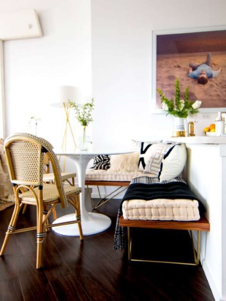 6. A cadeira, a mesa e o banco que foi transformado em “sofá” são de estilos diferentes e ficam lindos juntos