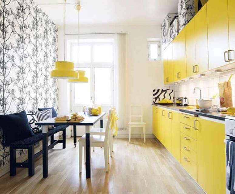 19. O pendente amarelo para cozinha pode trazer mais luminosidade ao ambiente