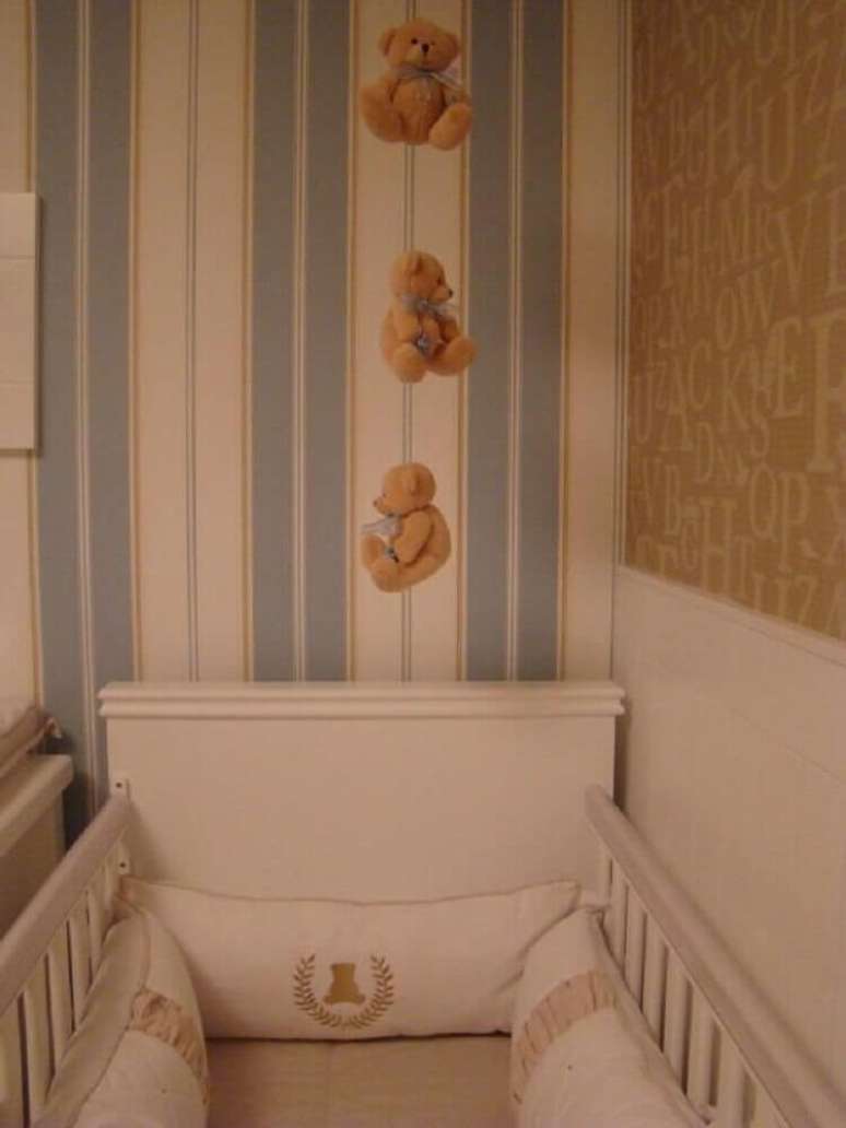 40. Decoração com dois modelos de papel de parede para quarto de bebê masculino