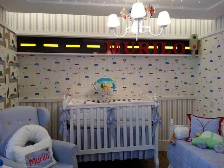 12. Papel de parede para quarto de bebê masculino com estampa de carrinhos