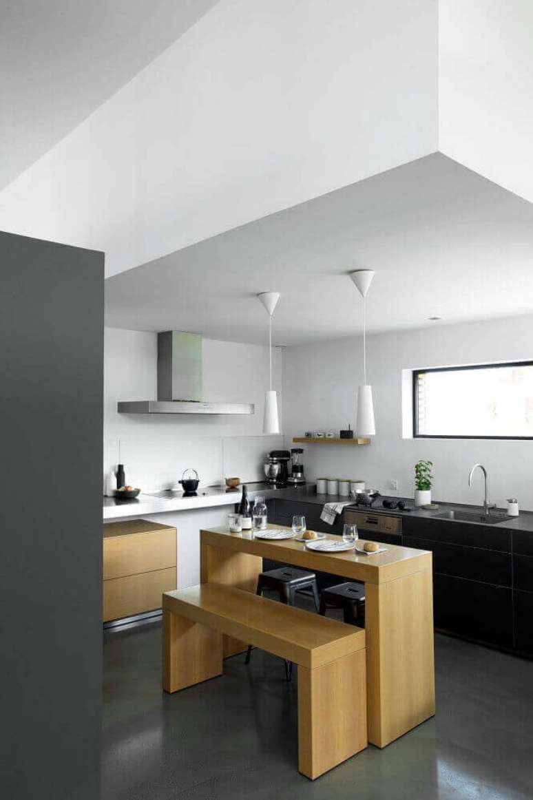 25. Decora&ccedil;&atilde;o simples com pendentes para cozinha