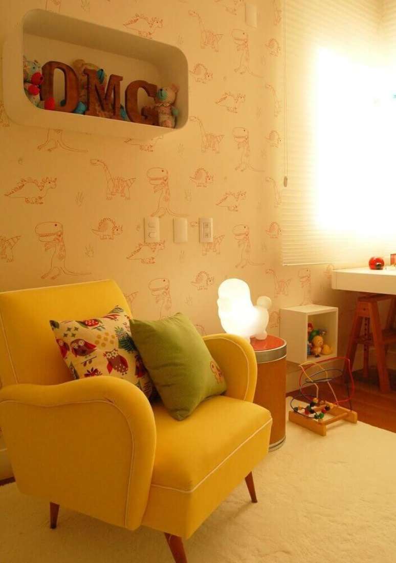 17. Quarto de bebê decorado com papel de parede com estampa de dinossauro