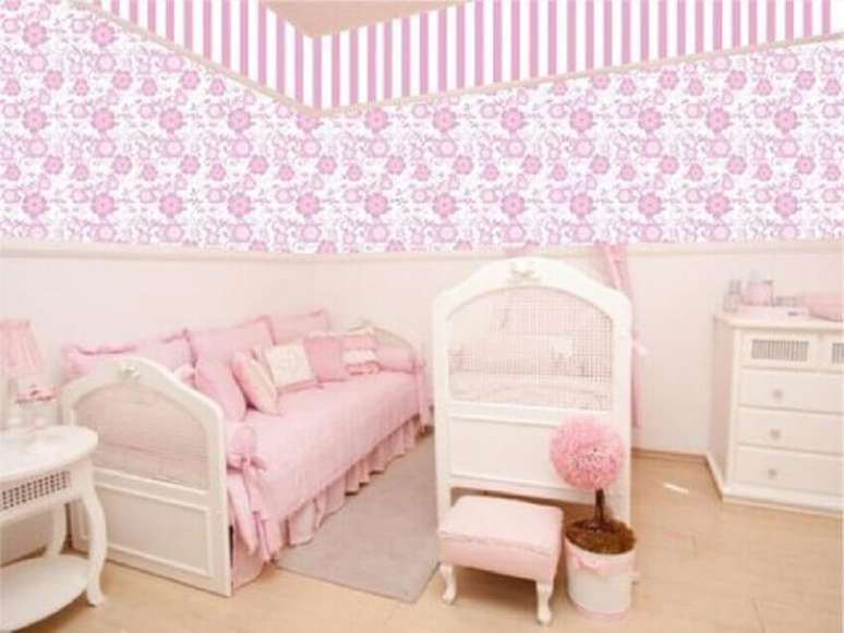 33. Estampa floral em papel de parede para quarto de bebê feminino