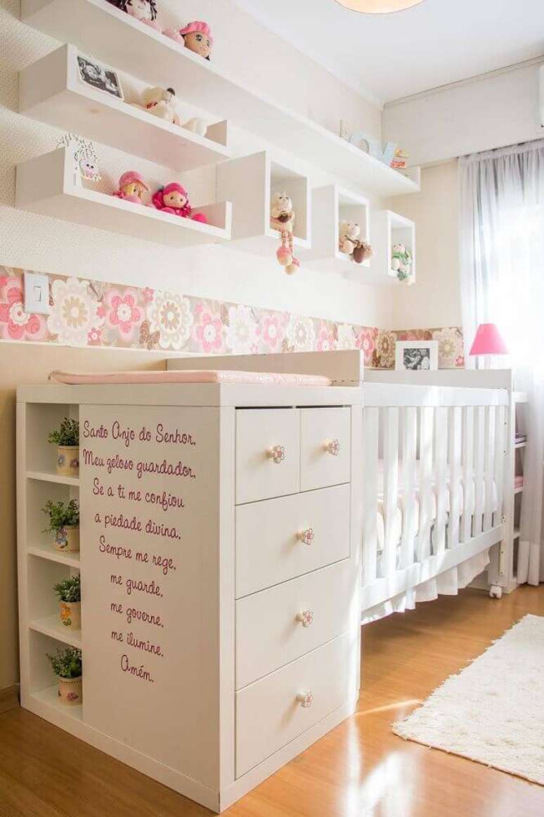 39. O papel de parede infantil para quarto de bebê não precisa ser usado em toda a parede