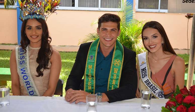 A Miss Mundo Manushi Chhillar, o Mister World Brasil Carlos Franco e a Miss Brasil Mundo Gabrielle Vilela: beleza solidária