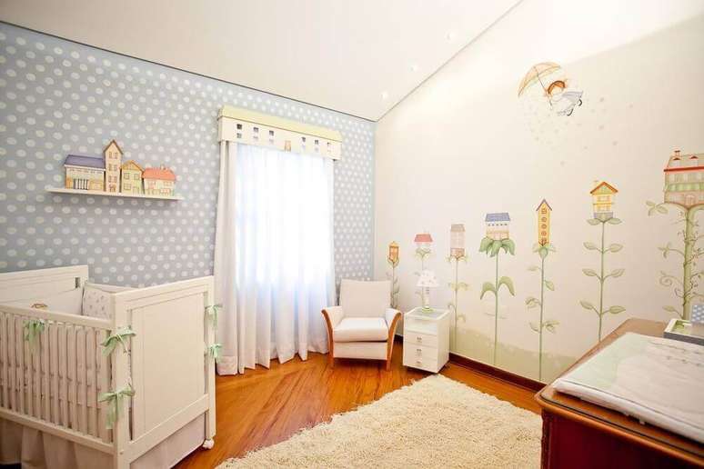 21. Decoração com modelo de papel de parede infantil para quarto de bebê