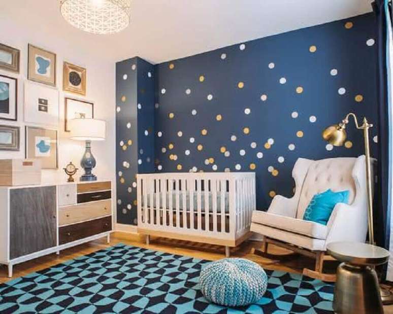 2. Modelo de papel de parede para quarto de bebê com bolinhas douradas e brancas e fundo azul marinho.
