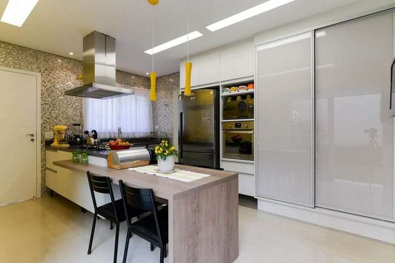 10. Modelo delicado de pendente amarelo para cozinha.