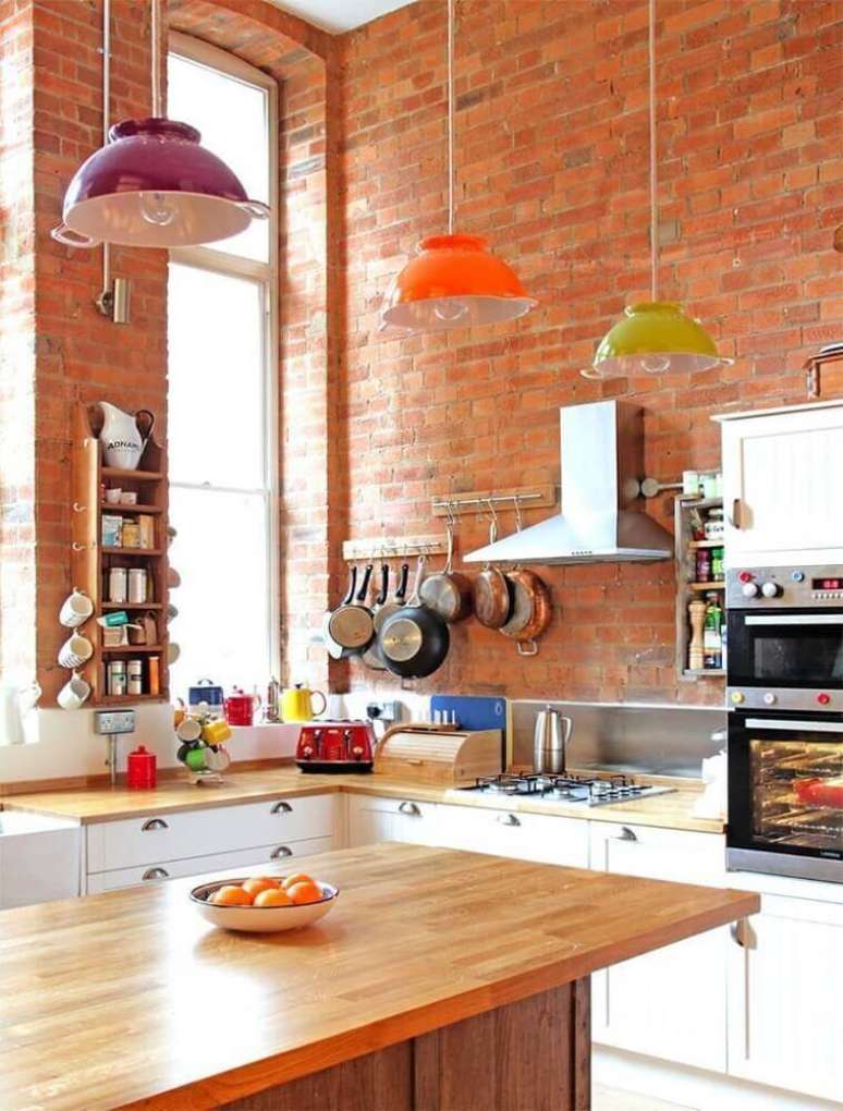 6. Pendente para bancada de cozinha com cores diferentes