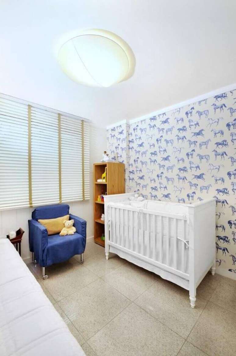 51. Decoração com papel de parede infantil para quarto de bebê com tema de cavalinho