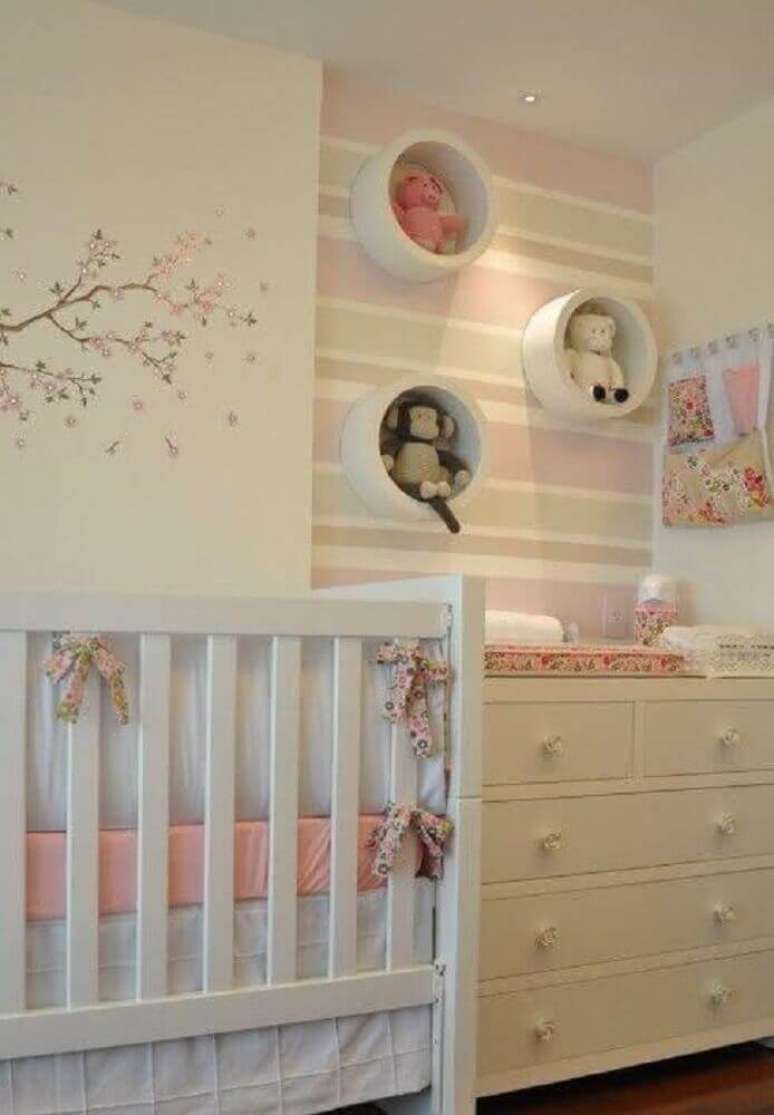 9. Decoração delicada com papel de parede para quarto de bebê feminino listrado.