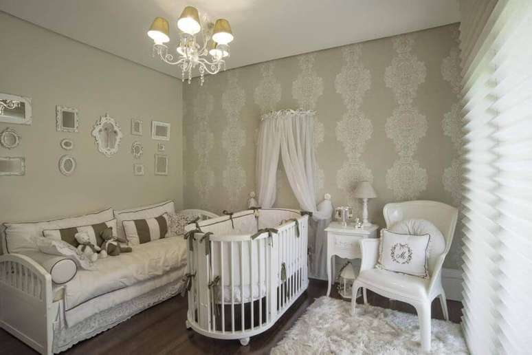 41. Decoração de quarto de bebê com papel de parede com cores e estampas neutras
