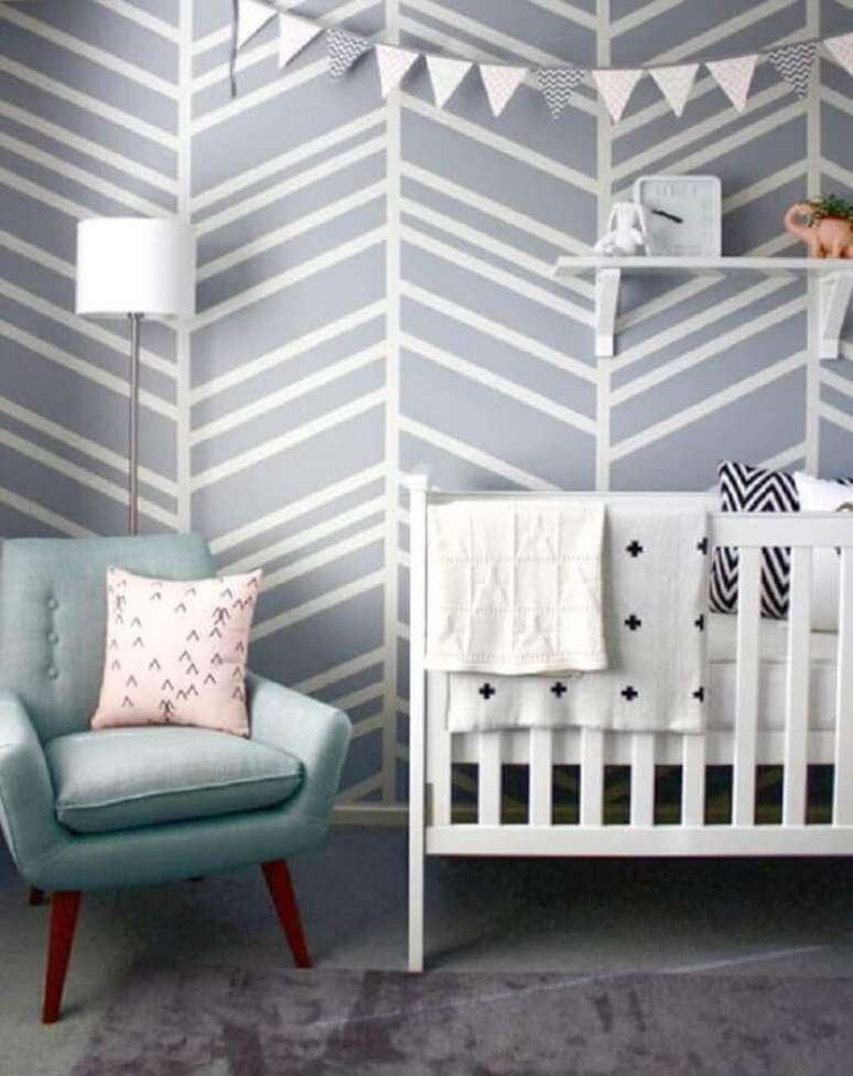 31. Decoração com papel de parede para quarto de bebê estilo escandinavo