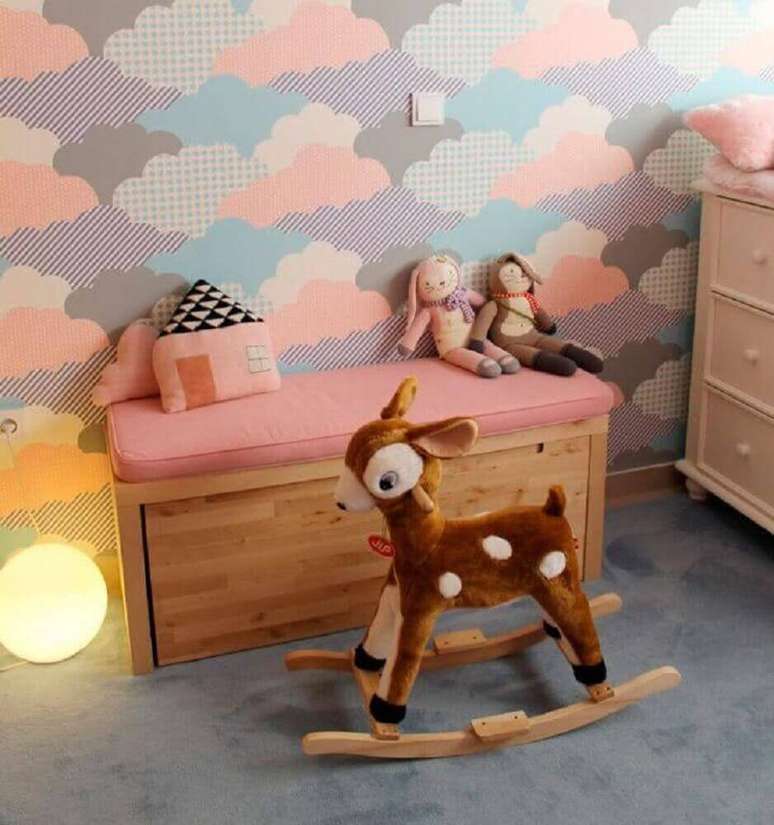 44. Linda inspiração com papel de parede infantil para quarto de bebê