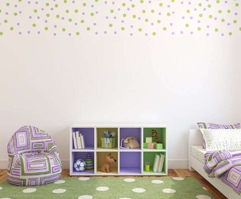 4. Papel de parede para quarto de bebê com estampa de poá colorido