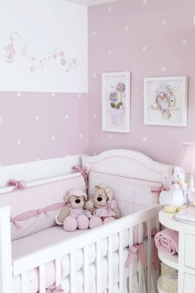 6. Decoração em tons de branco e lilás com papel de parede para quarto de bebê feminino