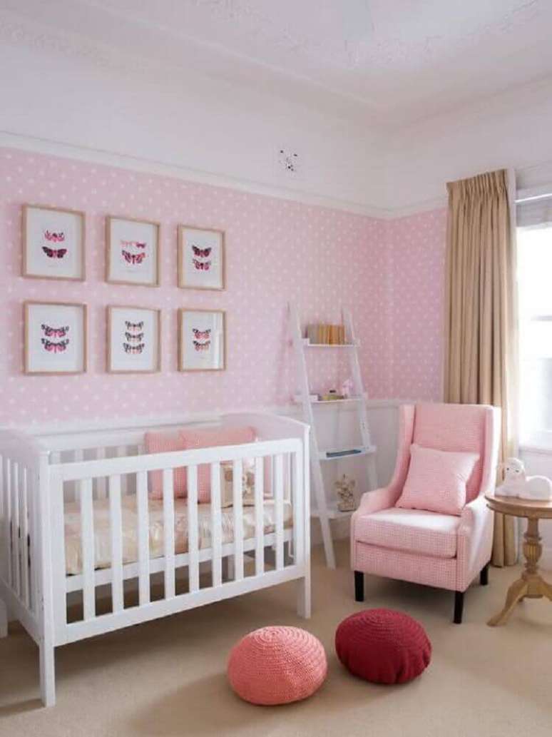 47. Papel de parede cor de rosa para quarto de bebê feminino com estampa de poá