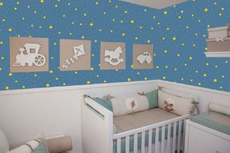 46. Decoração com papel de parede para quarto de bebê masculino com estampa de estrelinhas