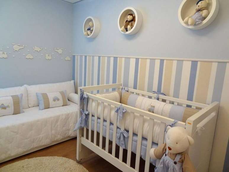 10. Decoração azul e branca com papel de parede para quarto de bebê masculino