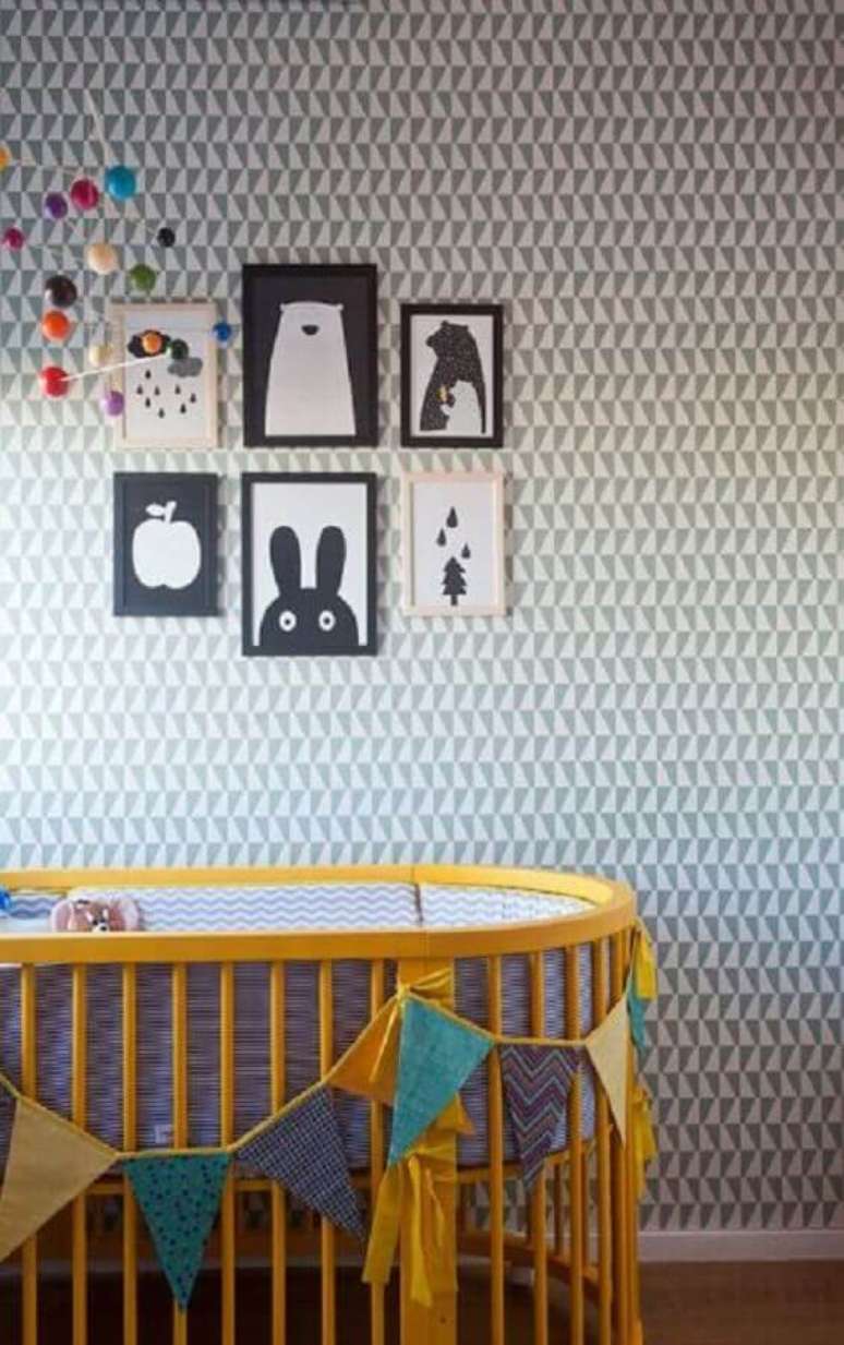 13. Papel de parede para quarto de bebê com estampa neutra em tons de branco e cinza