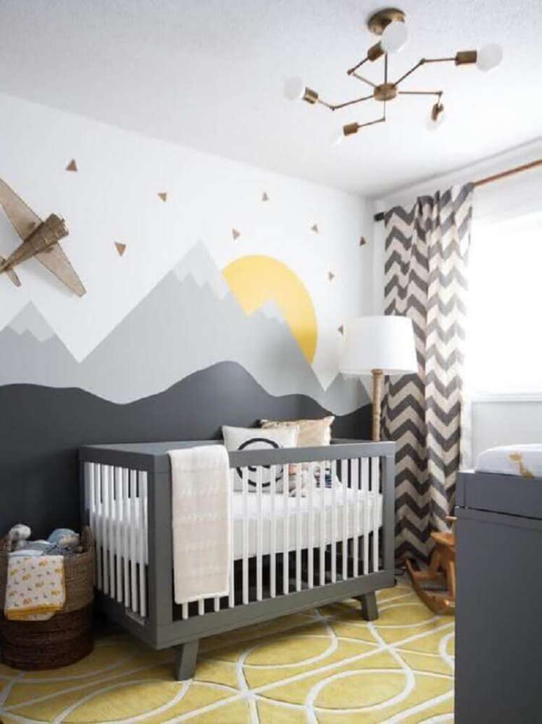 48. Decoração estilo escandinava para quarto de bebê com papel de parede
