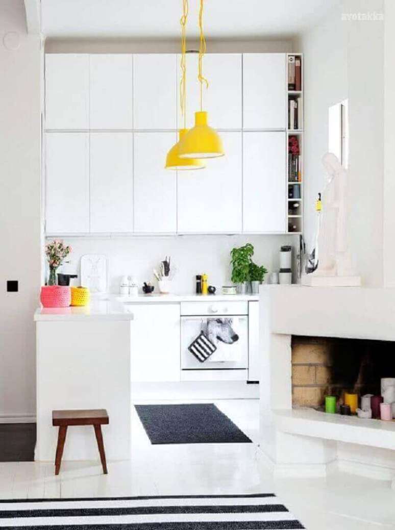 9. Decoração clean com pendente amarelo para cozinha