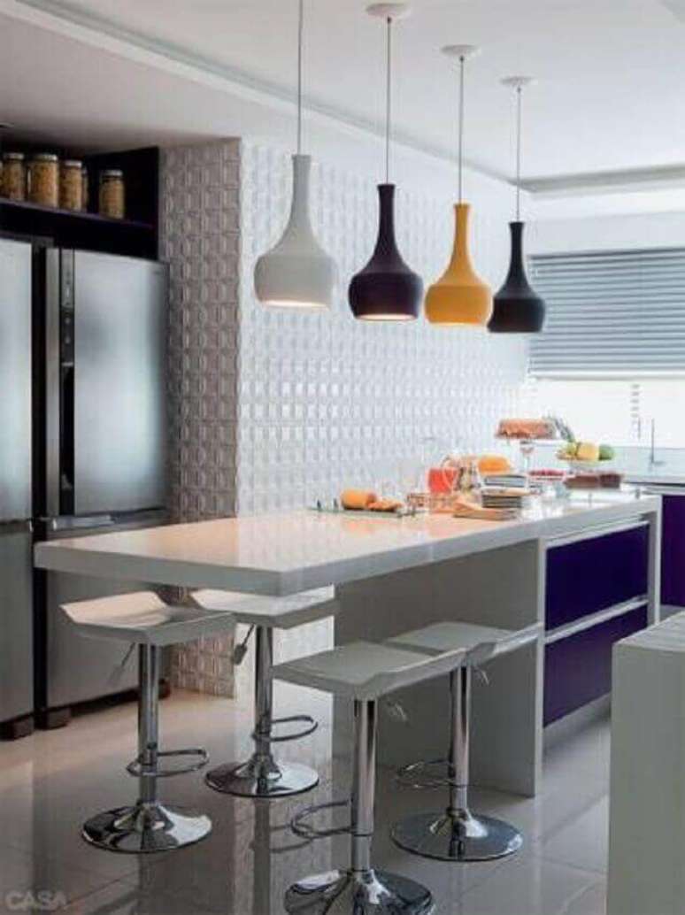 46. Para criar um ambiente mais divertido, invista em pendentes para cozinha com cores diferentes