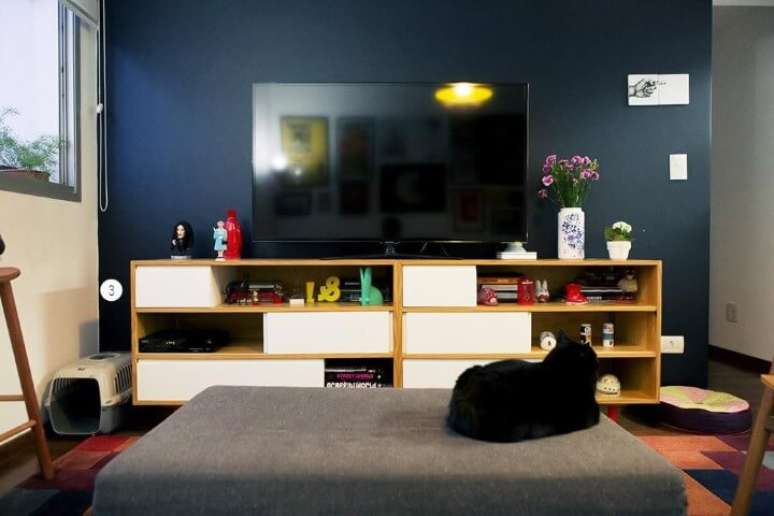 22. Rack de madeira com gavetas brancas. Projeto de Casa Aberta