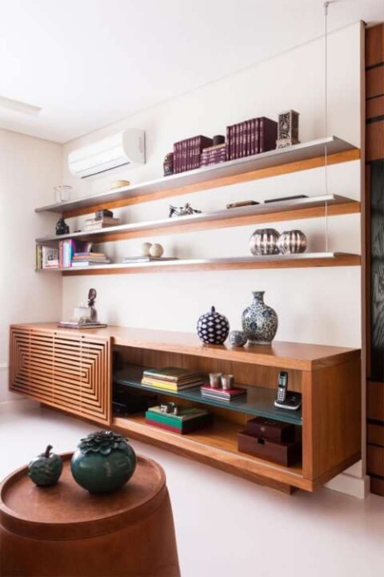 23. Rack de madeira em sala com m&oacute;veis de madeira. Projeto de Oleg&aacute;rio de S&aacute;