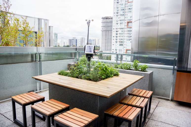 Na horta totalmente automatizada, colaboradores e visitantes podem colher e fazer seus pr&oacute;prios ch&aacute;s