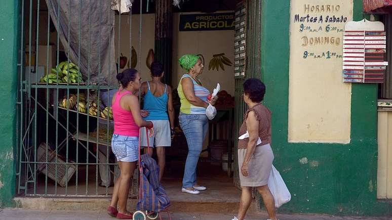 Os trabalhadores recebem em uma moeda que vale bem menos da que se estabelece no mercado