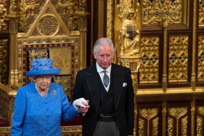 Rainha Elizabeth e príncipe Charles durante cerimônia em Londres, Reino Unido 21/06/2017 REUTERS/Stefan Rousseau