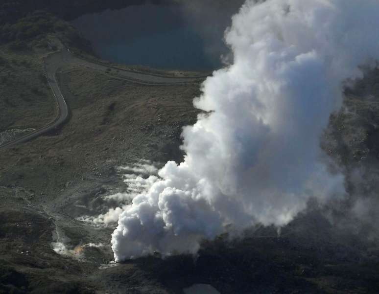 Imagem a&eacute;rea de erup&ccedil;&atilde;o do vulc&atilde;o japon&ecirc;s Io Yama 19/04/2018 Kyodo/via REUTERS 