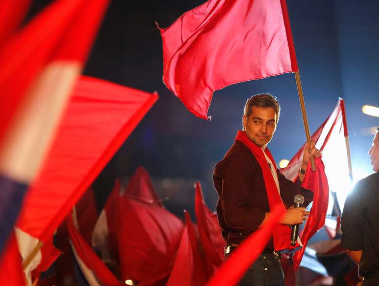 Mario Abdo faz campanha em Paraguari
 18/4/2018   REUTERS/Andres Stapff