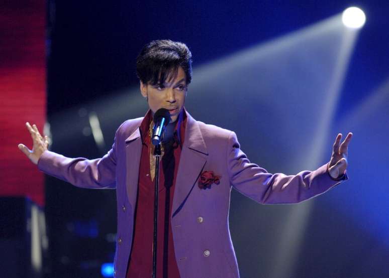 Prince se apresenta na final do programa "American Idol" em Hollywood
 24/5/2006    REUTERS/Chris Pizzello