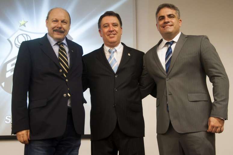Marcelo Teixeira (ao centro) é um dos homens fortes das política do Santos atualmente (Foto: Ivan Storti/Santos)