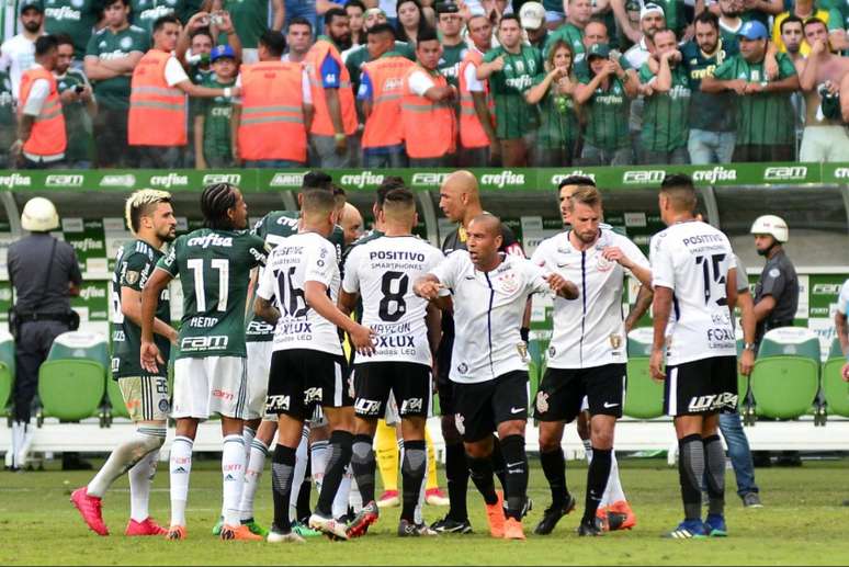 Final do Paulistão teve confusão após marcação e anulação de pênalti para o Palmeiras (Foto: Bruno Ulivieri/Raw Image)