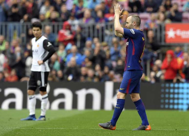 Aos 33 anos, Iniesta é o capitão do Barcelona (Foto: Lluis Gene / AFP)