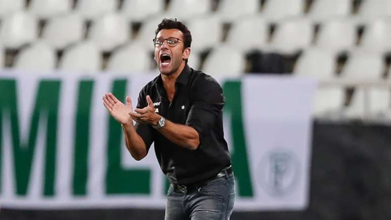 Alberto Valentim fica agitado praticamente o tempo todo durante as partidas (Andre Melo Andrade/Eleven)