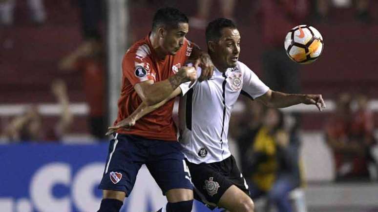 Com gol de Jadson, Corinthians bate o Independiente, na Argentina, e lidera grupo na Libertadores (Foto: AFP)