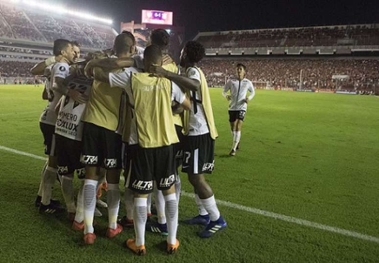 Jogadores comemoram gol sobre o Independiente (Foto: Daniel Augusto Jr)