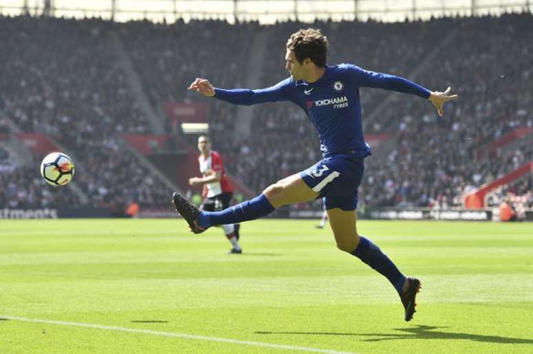 Marcos Alonso tem 43 partidas na temporada e sete gols marcados (Foto: Glyn Kirk / AFP)