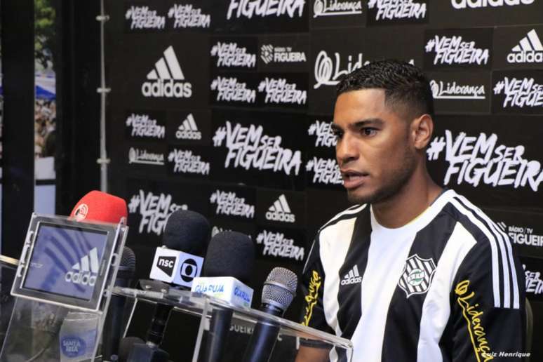 Daniel Costa é apresentado oficialmente no Figueirense (Foto: Divulgação / Figueirense)