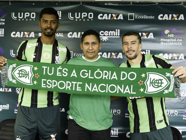 Ricardo Silva e Leandro Donizete ao lado de José Antônio, sócio-torcedor do Coelho (Foto: Mourão Panda / América)